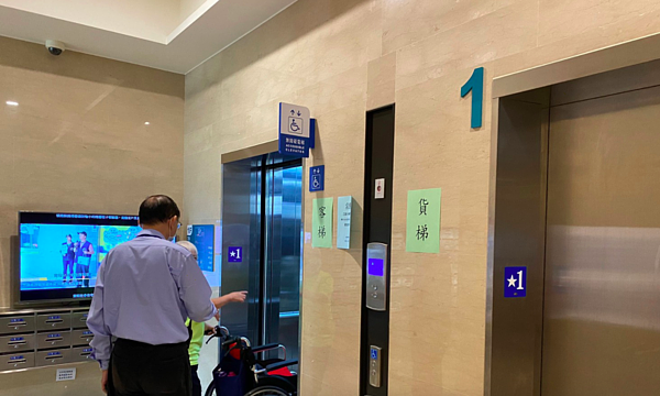 台北市東明公宅日前因電梯故障整慘住戶,經多日修復,故障電梯完成修復,30日上午8點恢復開放使用。圖/北市都發局提供