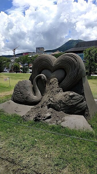 「美善天使」沙雕雕刻著2隻面對面天鵝,昨晚卻有民眾惡意破壞其中一隻天鵝。圖/水利局提供