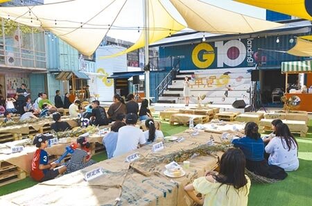 「G10 GO!貨櫃市集」配合捷運綠線施工,30日畫下句點,貨櫃職人、市集攤商與民眾在閉幕式分享點滴故事。(蔡依珍攝)