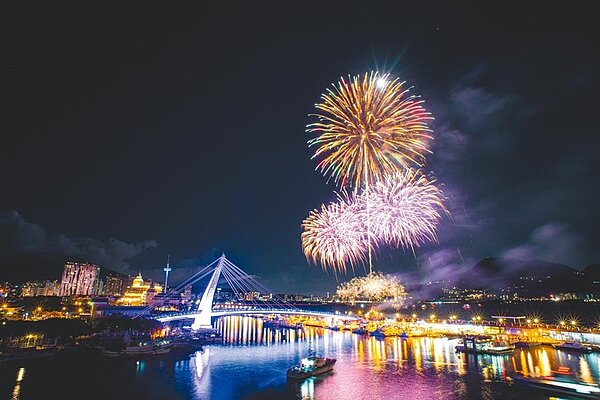 淡水漁人碼頭情人橋光雕更首度曝光展演。圖/新北農業局提供