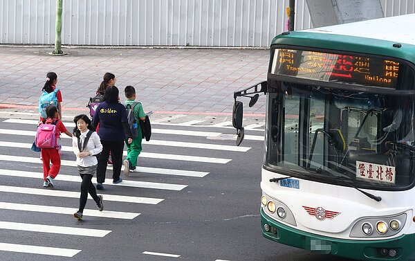 行人路口事故頻傳,交通部與內政部警政署9/1起聯手「路口安全大執法」一個月,汽機車路口未停讓行人,最高可罰三千六百元。圖/聯合報系資料照片
