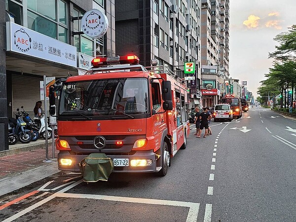 台南市東區中華東路社區大樓住戶冒出煙霧，消防車和人員到場了解後，查出住戶使用水煙式殺蟲劑除蟲，化解一場虛驚。記者黃宣翰／翻攝