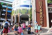 開學了！全國最大國小校門現人潮　堪比跨年