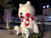 嘉義火車站前大白熊換「萌鬼口罩」　吸引熊迷造訪