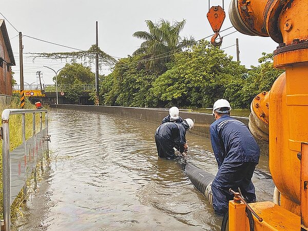 台灣勢必得面臨海平面上升的問題。圖為台南市仁德區潭稅橋地下道7月27日淹水,最深達2米,得出動臨時抽水機應急。(曹婷婷攝)