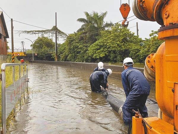 台灣勢必得面臨海平面上升的問題。圖為台南市仁德區潭稅橋地下道7月27日淹水，最深達2米，得出動臨時抽水機應急。（曹婷婷攝）