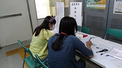 民眾送驗中藥。圖／台中市政府衛生局提供