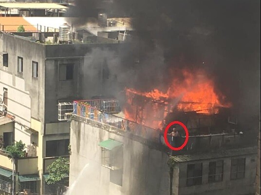 新莊民生街一處頂加發生火警,對面住戶拍下火災發生當時有一名長者在現場,情況相當危急。圖/取自臉書社團《愛新莊我是新莊人》