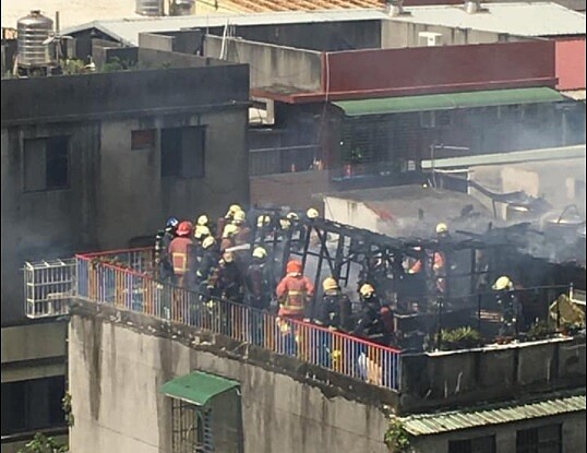 火災現場滿目瘡痍,頂加建物幾乎是木造材質,被燒得只剩下焦黑骨架。圖/取自臉書社團《愛新莊我是新莊人》