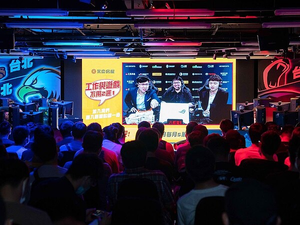 主播及賽評進行電話Call in活動,幸運兒獲得電競商品大獎,現場氣氛超嗨。圖/永慶房產集團提供