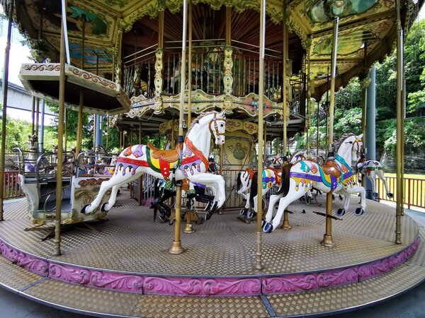 圓山自然公園停運的摩天輪和旋轉木馬，成為園內大型裝置藝術。圖／北市工務局提供