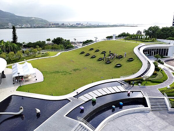 滬尾藝文休閒園區結合知名酒店、商場、花園綠地、美食餐飲,以及在地景觀、歷史與人文,打造出多元的休閒園區。圖/好房網News記者林和謙攝影