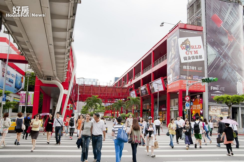 華納威秀商圈,華納威秀,新光三越。(好房news記者 陳韋帆/攝影)