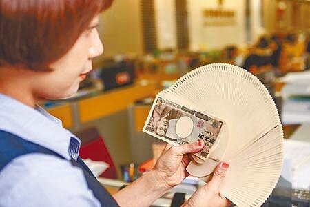瑞銀指出,日本沒準備好接受雙位數的匯率,「安倍經濟學未必落幕」。圖為日圓。(本報資料照片)