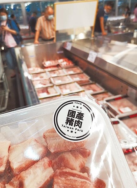 為迎接鬆綁瘦肉精美豬、美牛,食藥署繼日前公告散裝食品標示新規後,昨天緊接著預告訂定包裝食品及直接供應飲食場所的豬肉產地標示新規(圓框),除要求包裝食品須標示豬肉屠宰地,餐廳、小吃店等餐飲場所也應以醒目方式標註,新制預計於明年1月1日上路,凡標示不實者最高可重罰400萬元。(黃世麒攝)