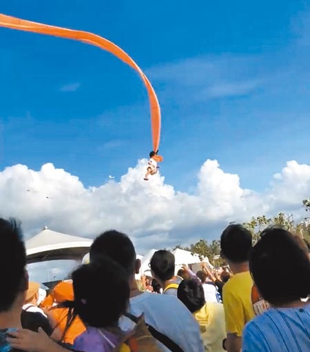 針對女童遭糖果領航風箏捲起意外，新竹市長林智堅昨天再次向社會大眾致歉，並重申除了深入調查之外，也將對廠商提出扣款與罰款。（陳育賢攝）