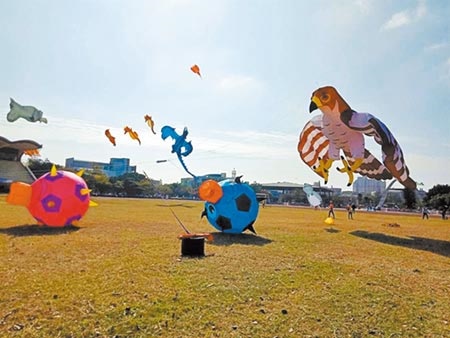 彰化去年首度舉辦的第一屆鹿港風箏節，可愛的大型氣囊風箏在鹿港鎮立體育場起飛，鹿港小鎮天空彷彿成為空中動物派對。（本報資料照片）