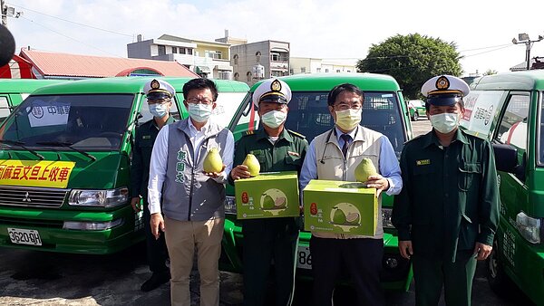 台南郵局協助農民促銷文旦,直接到產地設點,就近收寄文旦包裹,市長黃偉哲(右二)盛讚。記者周宗禎/攝影