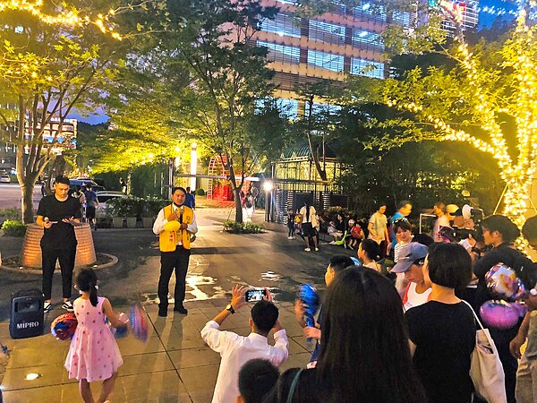 這次大直的中元節扮裝盛事，永慶房屋大直北安直營店、大直明水直營店、大直直營店、美麗華直營店都熱情參與，贊助帳篷、礦泉水也給予很多協助。圖／永慶房屋