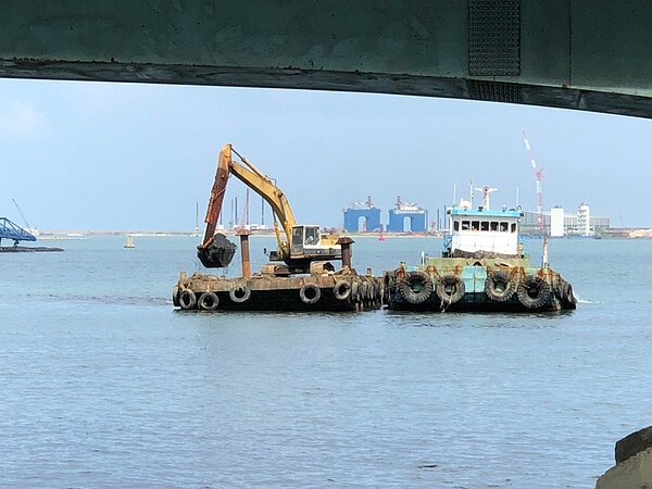 紅水仙溪出海口處淤積嚴重，航港局及港務公司已啟動清淤工程，預估年底完工。圖／洪孟楷立委辦公室提供
