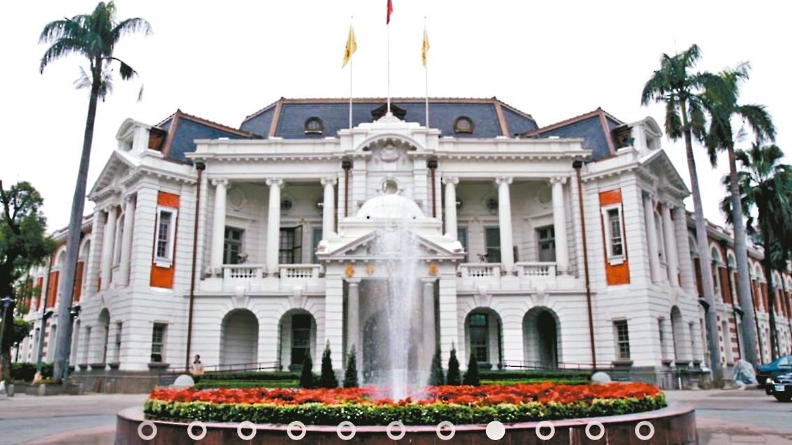 台中市文化局舉辦古蹟日系列活動,由建築師導覽台中州廳的建築之美。圖/台中市文化局提供