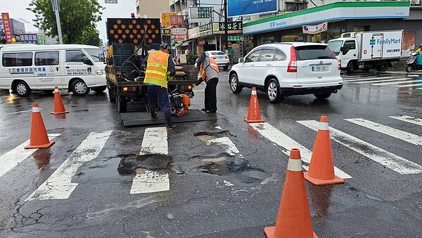 台南受豪雨連日侵襲，37區出現200多處坑洞。圖／台南市工務局提供