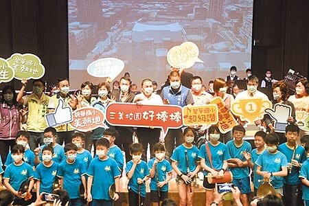 
侯友宜昨天在碧華國小標準音樂廳內，以敲響上課鐘聲，象徵新校舍正式啟用。（戴上容攝）
 