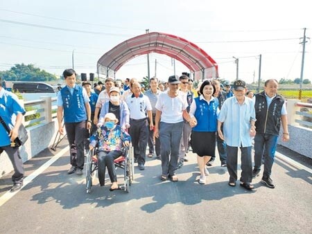 雲林縣崙背鄉八角亭大排上的無名橋拆除重建，草湖村民1日扶老攜幼一同見證啟用通車。（周麗蘭攝）