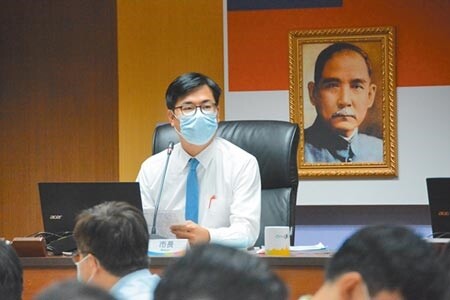 高雄市長陳其邁1日主持市政會議，要求相關局處蒐集史料，舉辦相關活動，讓市民了解高雄改名100年來的歷史。（林宏聰攝）