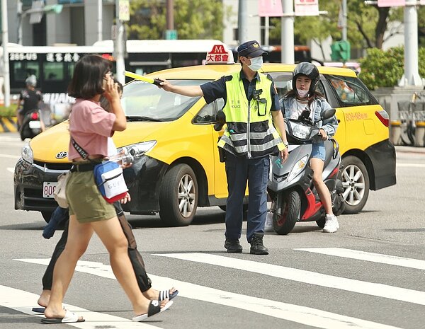 交通部與內政部昨起執行長達一個月的路口安全大執法,呼籲車輛禮讓行人,首日開出七千多張罰單。記者曾原信/攝影