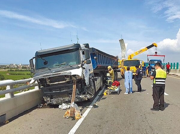 台61線西濱快速公路台中大甲與苗栗苑裡交界處,1日發生砂石車撞2工程車事故,造成2死3傷慘劇。(苗栗縣消防局提供/巫靜婷苗栗傳真)