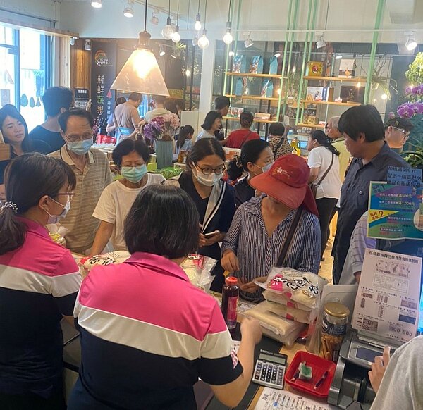 柳營農會乳製品受消費者歡迎,買氣旺。記者謝進盛/翻攝