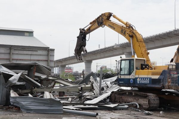 今(28)日拆除大隊進場執行垃圾山違建拆除作業。圖／新北市政府工務局提供