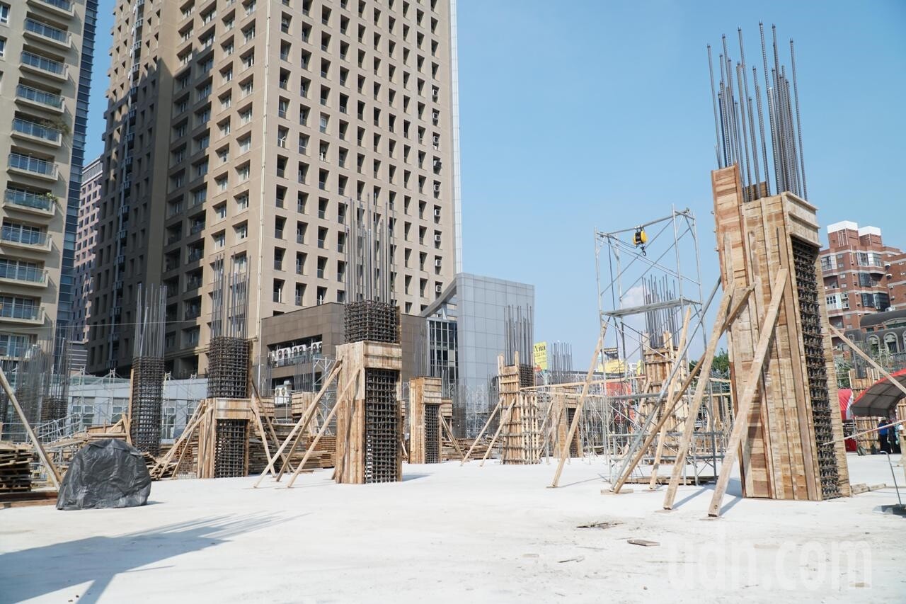 竹北市自強七街停車場用地BOT案今年4月正式開工動土，目前地下室結構已完成，工程進度16%。記者陳斯穎／攝影