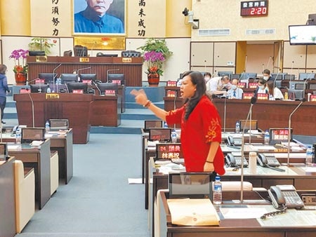 台南市議會臨時會專案報告休息期間，立場相左的議員林燕祝（著紅衣）與許又仁互嗆。（洪榮志攝）