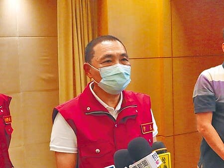 新北市長侯友宜表示,不合格業者一定要重罰,確保疫情不擴散。(葉德正攝)