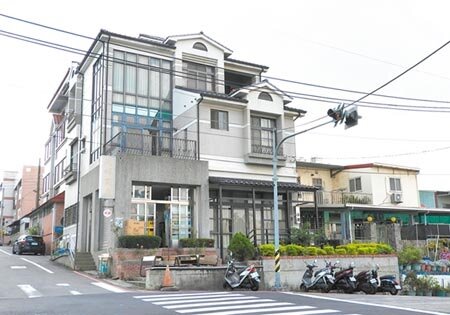 中市南屯區中台社區數百戶居民,近期因水壓不足常無預警停水,假日又因鄰近溫泉飯店加壓取水導致社區無水可供,居民苦不堪言。(陳世宗攝)