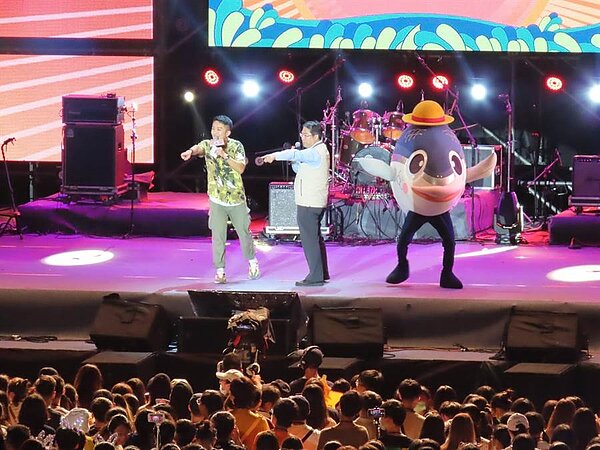 國慶煙火暖身秀將在27日於台南將軍漁港登場，屆時也將比照「將軍吼」規格舉辦演唱會，吸引遊客前來。（莊曜聰攝）