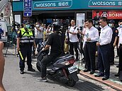 首日路口大執法開罰1萬件　8成是車輛闖紅燈、紅燈右轉