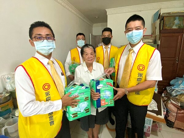 8月14日永慶不動產同仁們協助創世基金會分送尿布至植物人家中,舒緩植物人家庭的照護物資需求。圖/永慶房屋提供