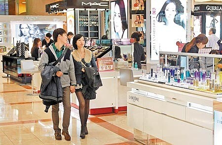 景氣好冷經建會公布4月景氣燈號為黃藍燈,已連續第8個月亮起趨衰的黃藍燈;景氣綜合判斷分數則降至17分,直逼藍燈門檻。圖為消費者在百貨公司閒逛。(本報資料照片/趙雙傑攝)