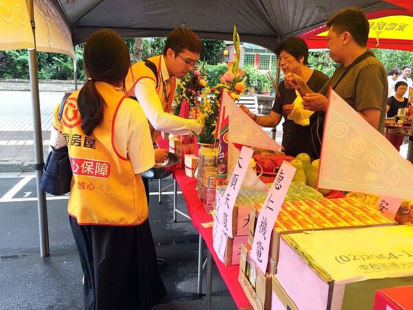 板橋重慶店協助居民完成普渡大小事，獲得居民熱烈好評！圖／永慶房產集團提供