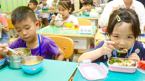高雄市政府啟動跨局處查核機制,要確保學童營養午餐吃得安心。記者王昭月/攝影