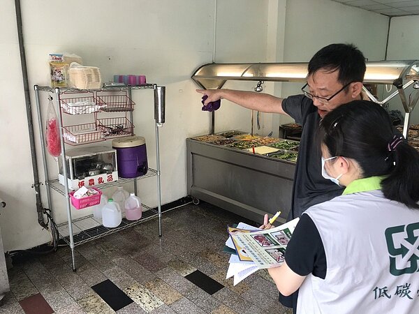 台南市環保局規定有店面的餐飲業者，要提供可重複清洗使用的環保餐具供在內用餐消費者選擇使用。圖／台南市環保局提供