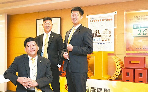 永慶推行落到門牌的實價登錄3.0,以杜絕黑心炒作,永慶房屋總經理吳良治(左起)、永慶房屋業管部經理廖志航、永慶房屋忠孝復興店經紀人黃木忠,秉持初衷保障消費者權益。圖/永慶房屋提供