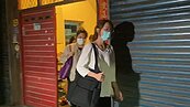 食藥署人員步出口罩工廠　不發一語離去