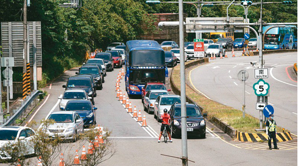 端午連假首日,不僅國五主線塞爆,國五石碇往坪林路段也嚴重回堵,等著上石碇交流道的車流大排長龍。圖/聯合報系資料照
