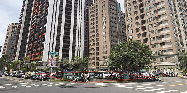 紅色範圍即是可寧衛董事長楊慶祥要標售的高雄美術館建地,圖片左前方為京城建設推出的「美術皇居」大樓建案。圖/顏瑞田