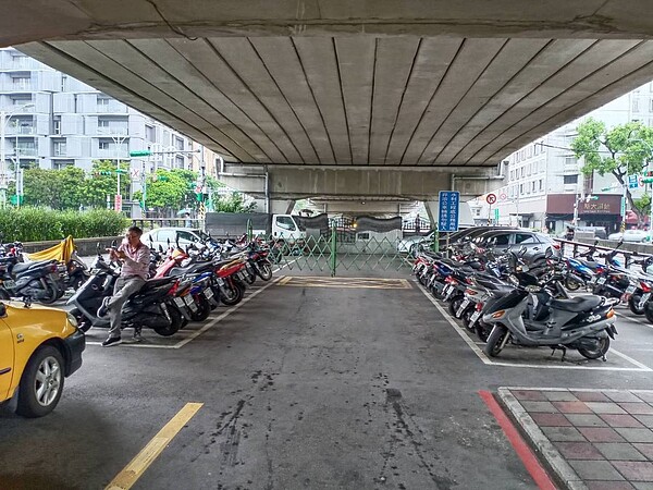 北市交通局擴大蒐集北市機關學校、堤外及平面停車場等161場停車位即時資訊,放入「北市好停車」App供民眾查詢。圖/北市交通局提供