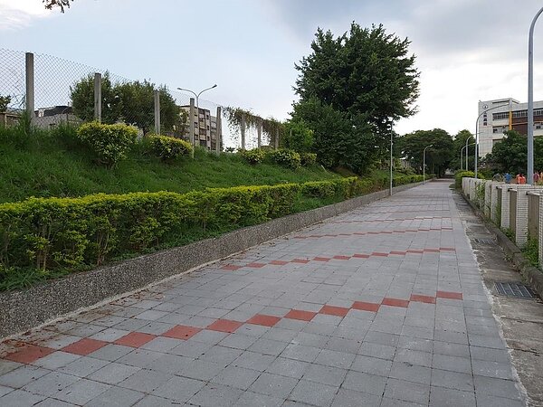 「臺北科學藝術園區」發展計畫,辦理校園周邊人行道生態化工程。圖為陽明高中周邊人行道/臺北市政府提供
